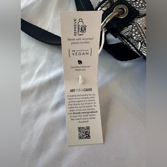 NWT Sakroots Artist Circle Flat Crossbody Black & White Doves Soulful Spirit - Picture 12 of 13